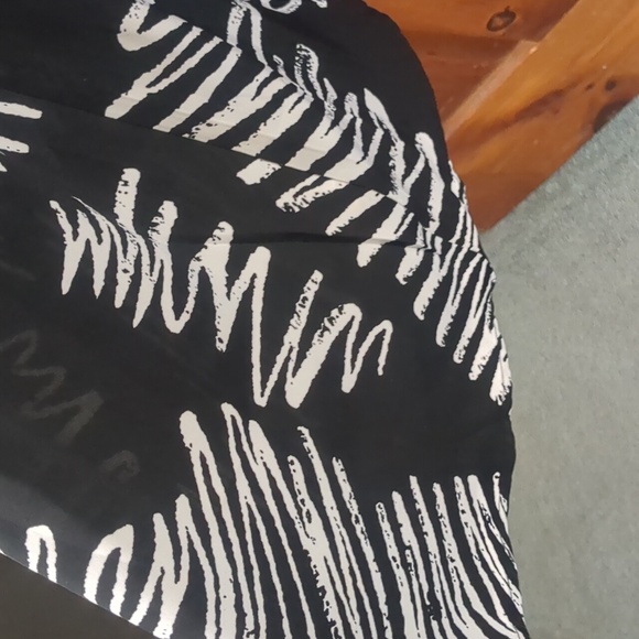 KATE HEWKO* abstract print v neck front and back wide flutter sleeve tunic top - Picture 5 of 7